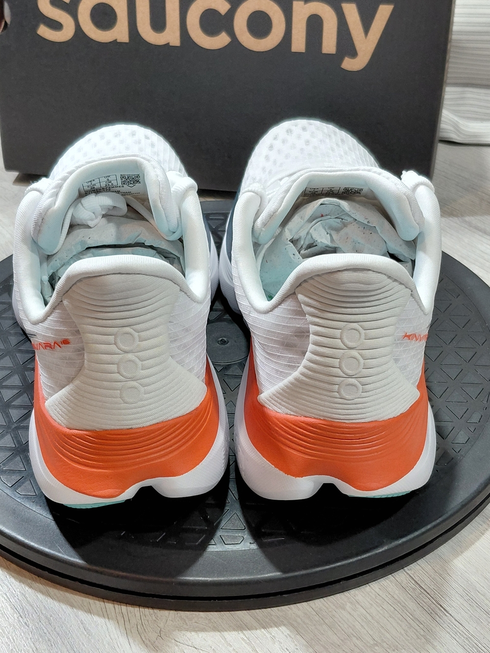 NEW Saucony Premium Women's Kinvara 16 White Teal Orange Running Shoes SIZE 7 - Picture 4 of 16